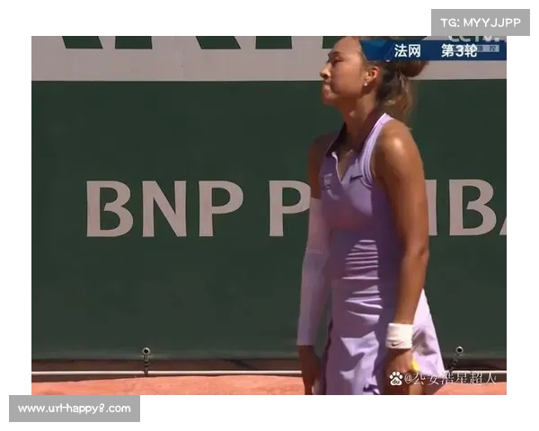 郑钦文比赛中观众试图干扰发球,遭其他观众嘘声制止